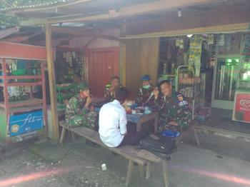  Anggota Provost Kodim Bojonegoro Berbincang Dengan Kasun Desa Ngrancang